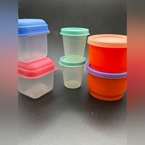 6  Vintage Small Containers With Lids 2 Generic and 4 Tupperware